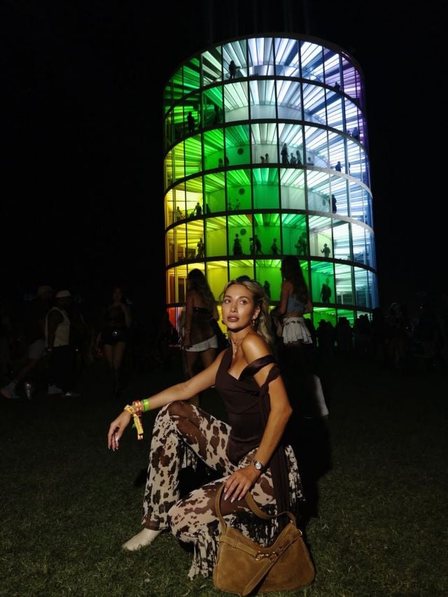 موديل روز بإطلالة كتف منسدلة وسروال منقّش بأسلوب بوهيمي