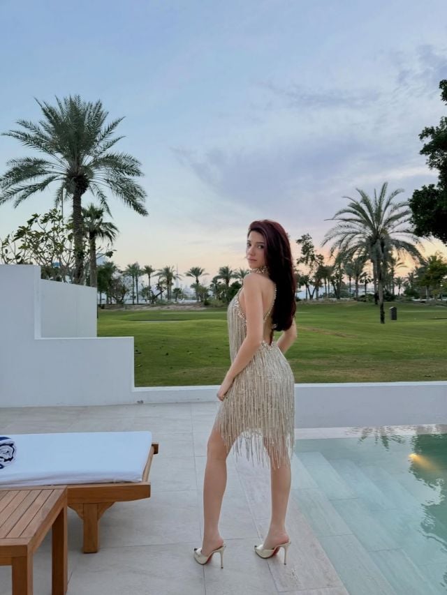 فستان ذهبي جريء يبرز أناقة نارين عمارة في يومها الخاص
