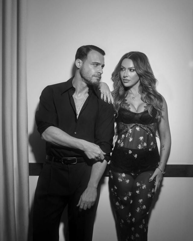 هاديسي تتألق بإطلالة سوداء طويلة بنقوش ناعمة ولمسة جريئة