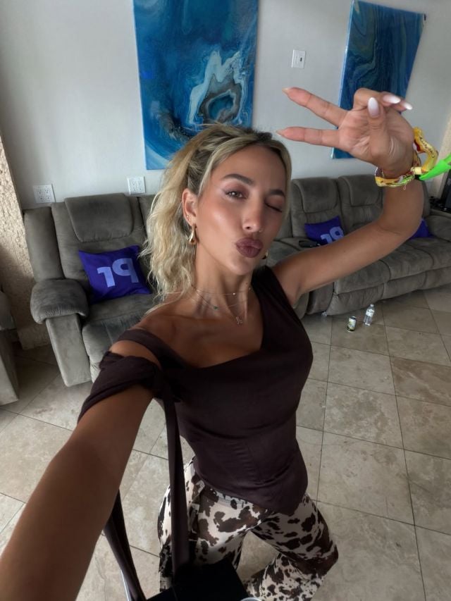 موديل روز تنسّق التوب الأسود مع سروال منقّش بإطلالة جريئة