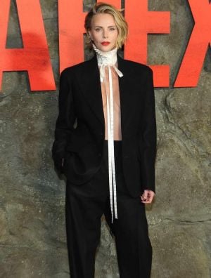 شارليز ثيرون تتحدّى المألوف بسترة Dior من مجموعة الرجال لخريف 2026