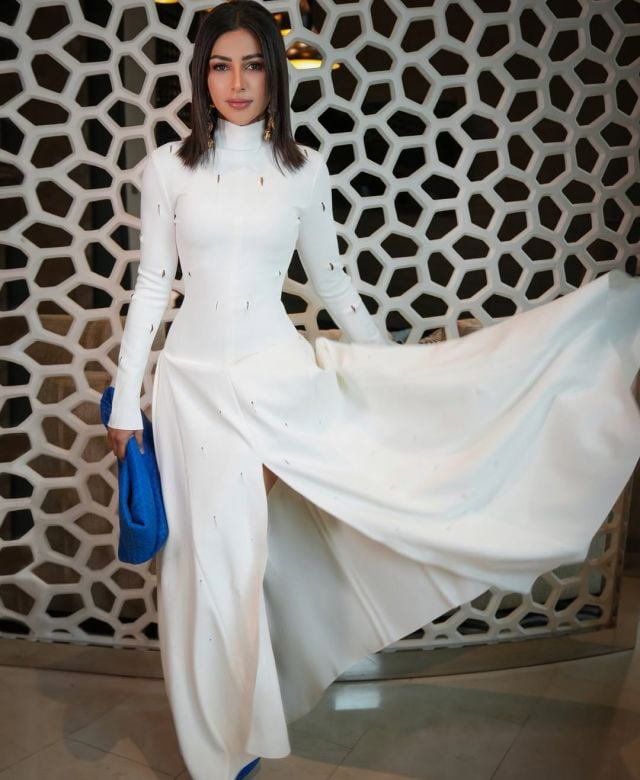 مهيرة عبد العزيز تخطف الأنظار بفستان أبيض بتصميم مبتكر