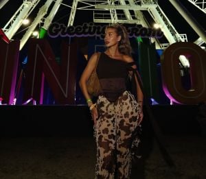 موديل روز تخطف الأنظار بإطلالات مختلفة في "كوتشيلا"