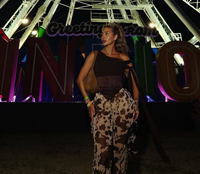 موديل روز تعتمد الكتف المنسدلة مع نقوش لافتة في 