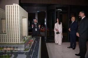 بعباءة الحرير اللؤلؤي وحقيبة شانيل.. أحلام الشامسي تشتري دوراً كاملاً في فندق "فورسيزون جدة"