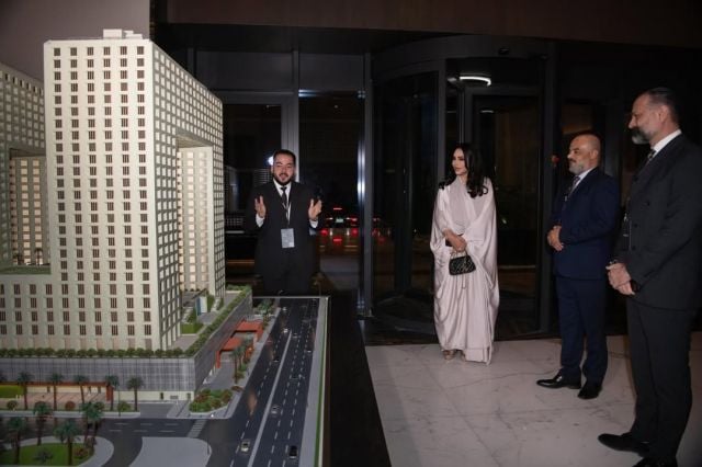 بعباءة الحرير اللؤلؤي وحقيبة شانيل.. أحلام الشامسي تشتري دوراً كاملاً في فندق 