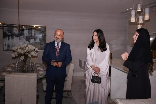 أحلام تحمل حقيبة 