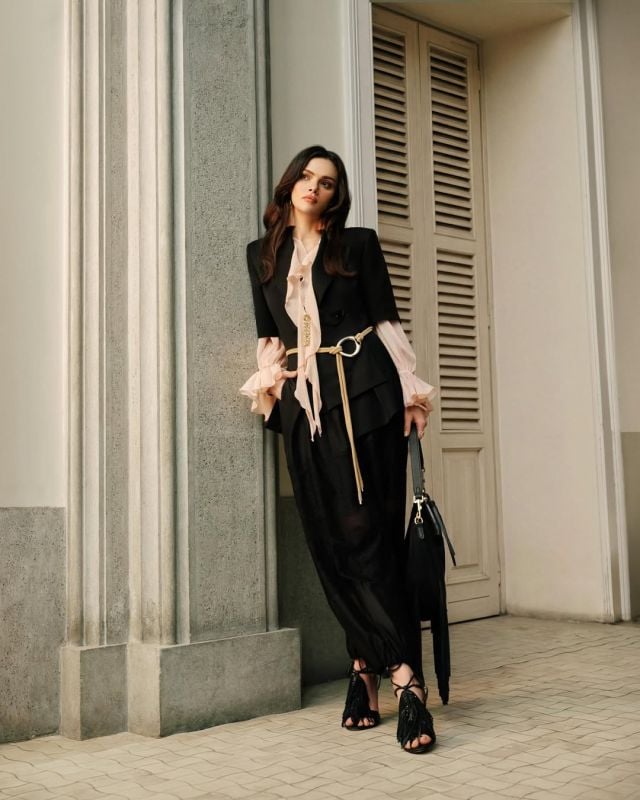 البليزر والبنطلون الواسع… سينيم أونسال تعيد تعريف الأناقة العملية