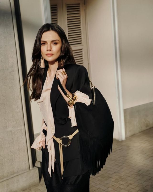 كيف جمعت سينيم أونسال بين العملية والأنوثة في أحدث ظهور لها؟