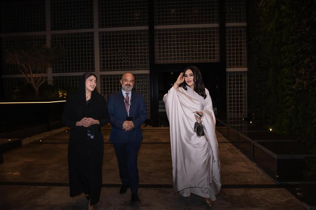 بعباءة الحرير اللؤلؤي وحقيبة شانيل... أحلام الشامسي تشتري دُوراً كاملاً في فندق 