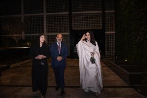 بعباءة الحرير اللؤلؤي وحقيبة شانيل.. أحلام الشامسي تشتري دوراً كاملاً في فندق "فورسيزون جدة"