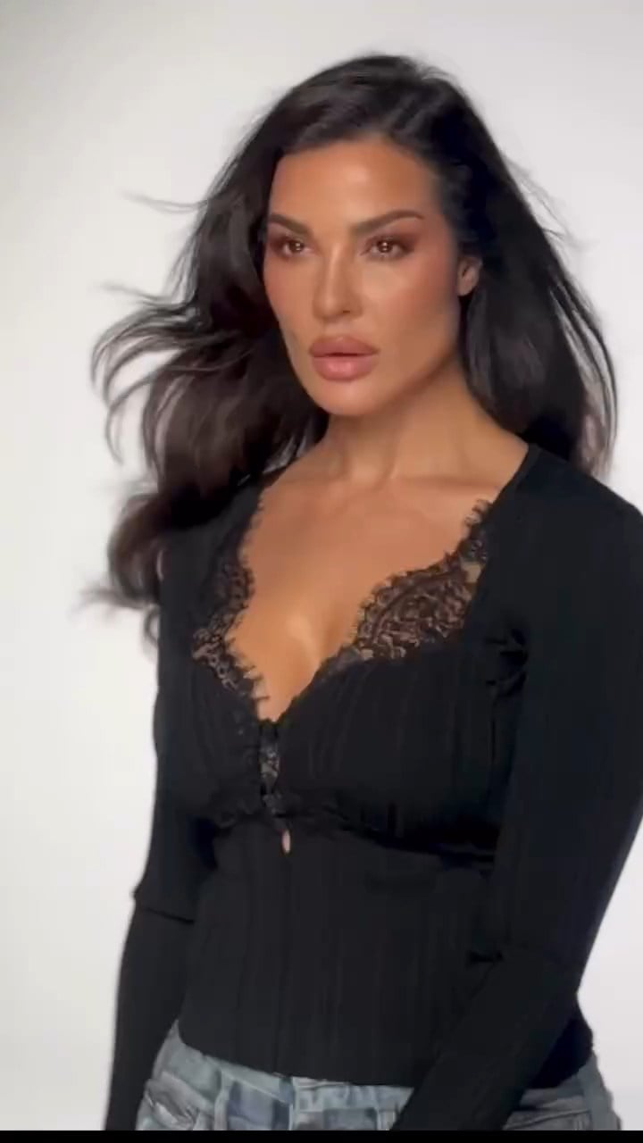 نادين نسيب نجيم باطلالة عصرية جريئة 