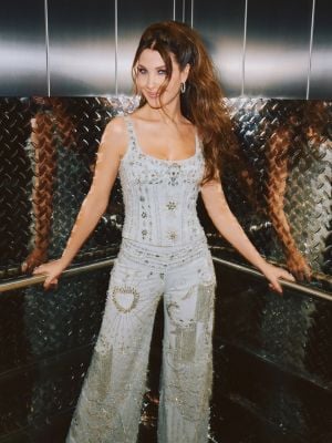 نانسي عجرم تلفت الأنظار بإطلالة أنيقة خارجة عن المألوف