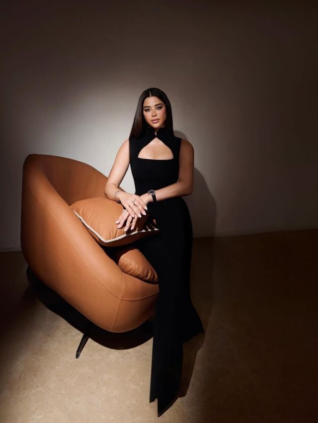 يارا السكري بجمبسوت أسود ناعم