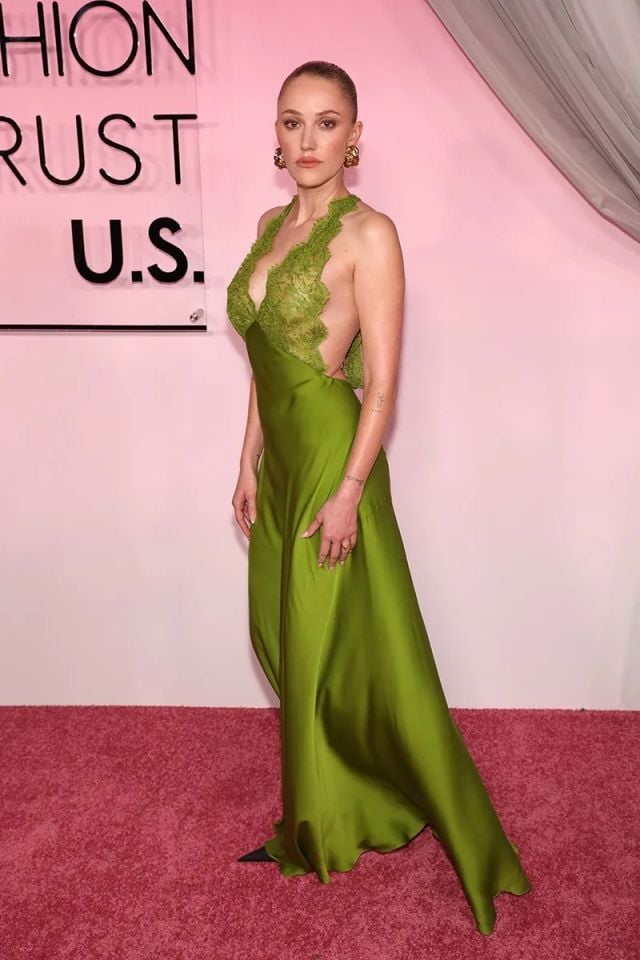 مايكا مونرو بالأخضر الجريء تجمع بين الدانتيل والساتان