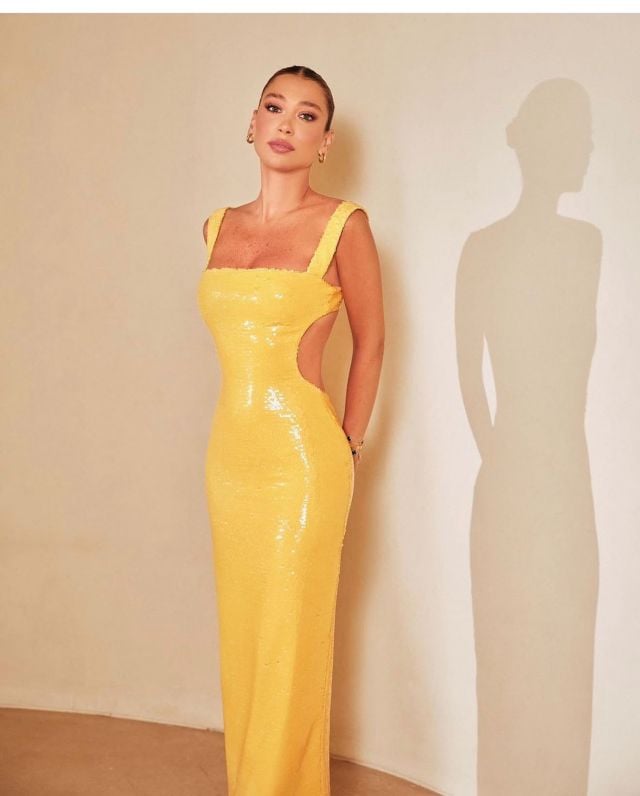 جينيفر عازار تخطف الأنظار بفستان أصفر لامع بقصّة جريئة
