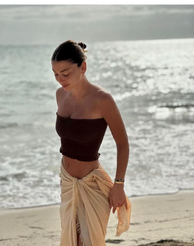 جينيفر عازار تعتمد الكروب توب السترابلس بأسلوب مبتكر