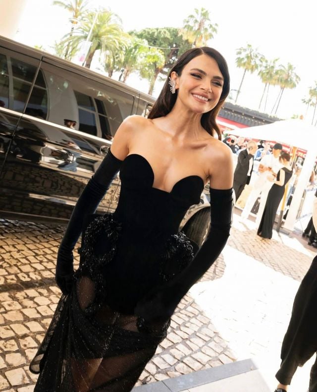 سينام أونسال تبرز أنوثتها بفساتين سترابلس هيكلية جريئة