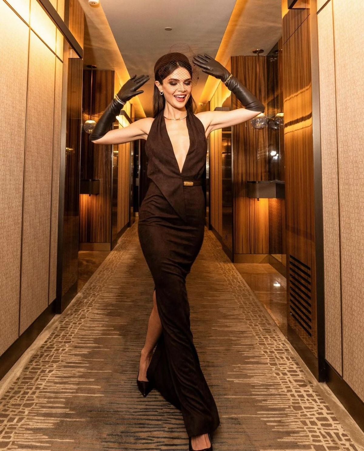 سينام أونسال تعتمد صيحات جريئة بأسلوب أنثوي لافت