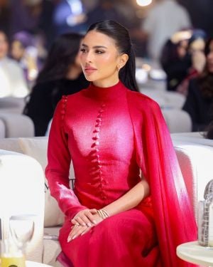 الأحمر بلغة المؤثّرات السعوديات: جرأة وأناقة في آنٍ واحد