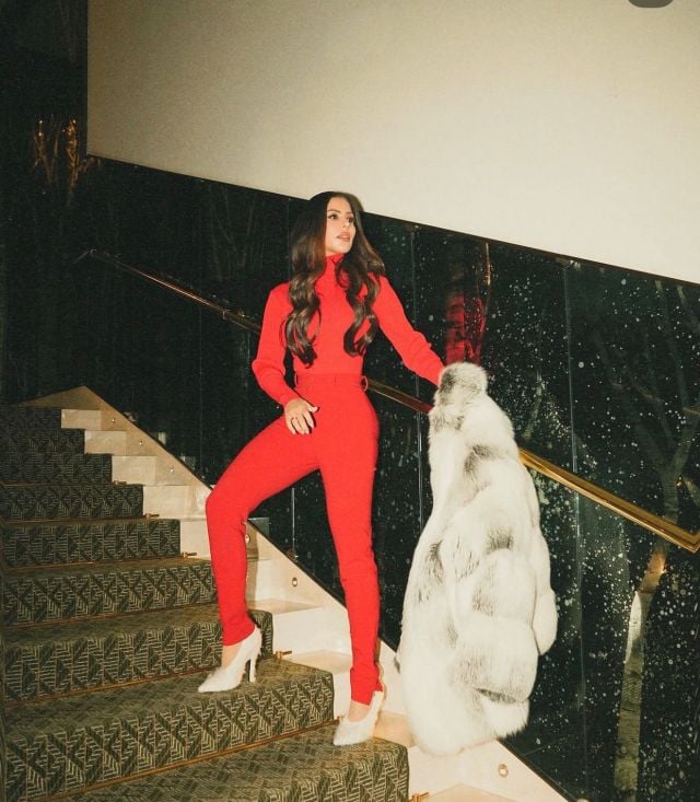 ندى باعشن بإطلالة أنيقة باللون الأحمر 