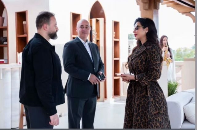 فستان لجين عمران بنقشة الليوبارد… جرأة راقية بتفاصيل أنثوية