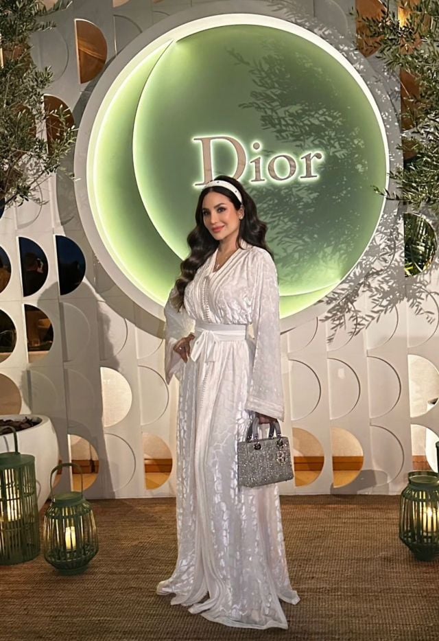 لجين عمرات تحمل حقيبة ديور