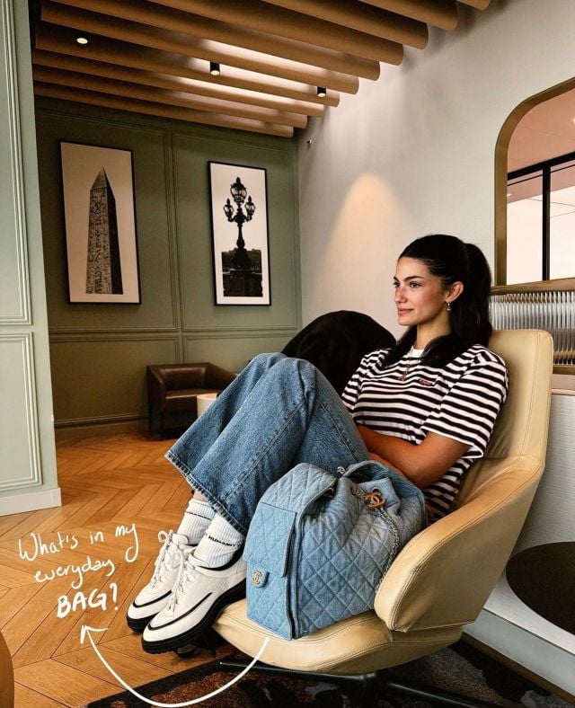 تارا عماد تحمل حقيبة شانيل