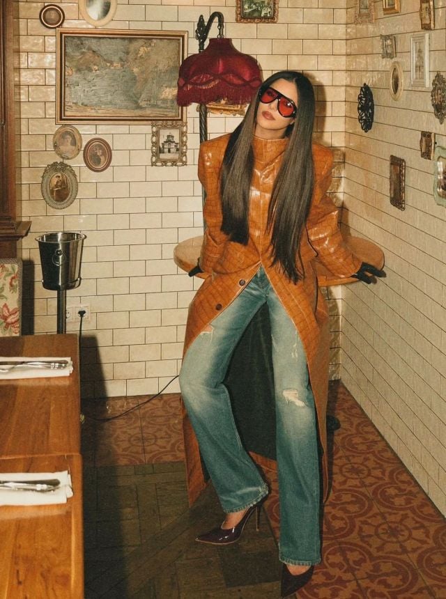 ندى باعشن تعتمد موضة الدنيم مع الجلد