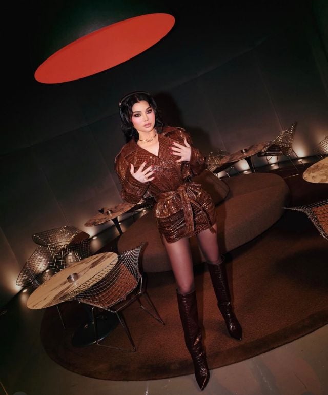 هيفاء وهبي بتنورة جلدية قصيرة