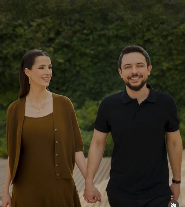 الفستان البني يعكس أناقة الأميرة رجوة