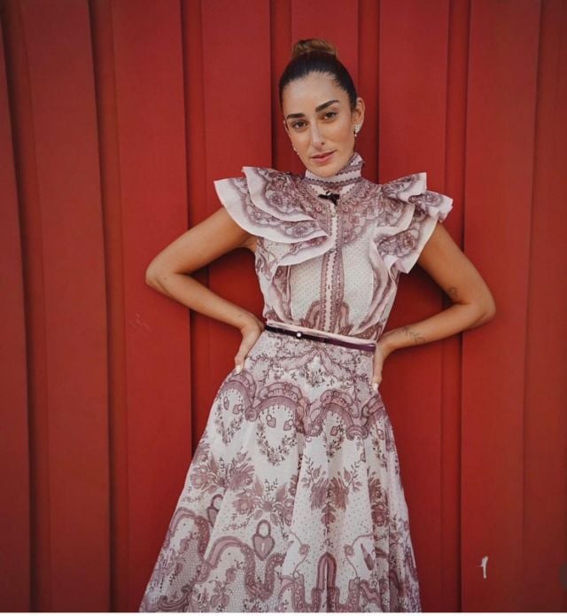 أمينة خليل بفستان مورد بطابع ريترو