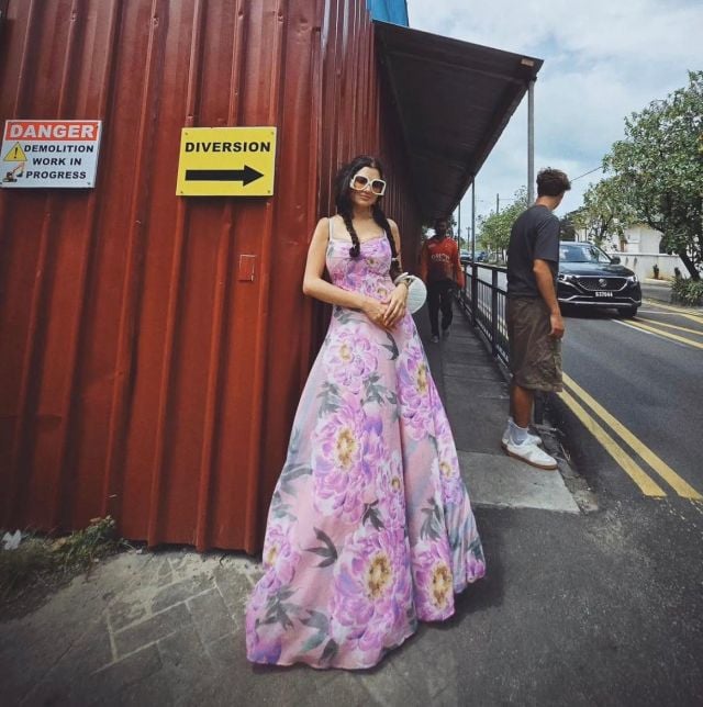 من مي عمر إلى هنا الزاهد… هوس الفساتين الموردة