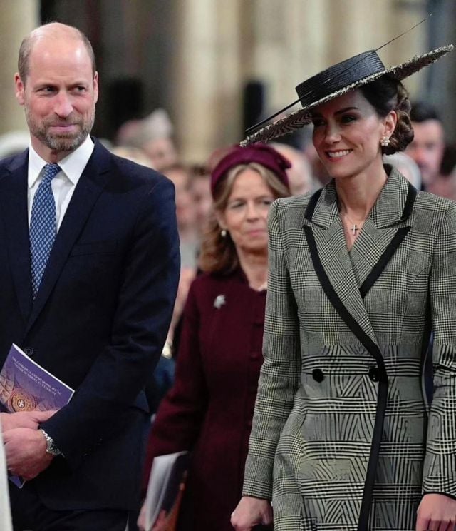 كيت ميدلتون بمعطف كلاسيكي بنقشة المربعات