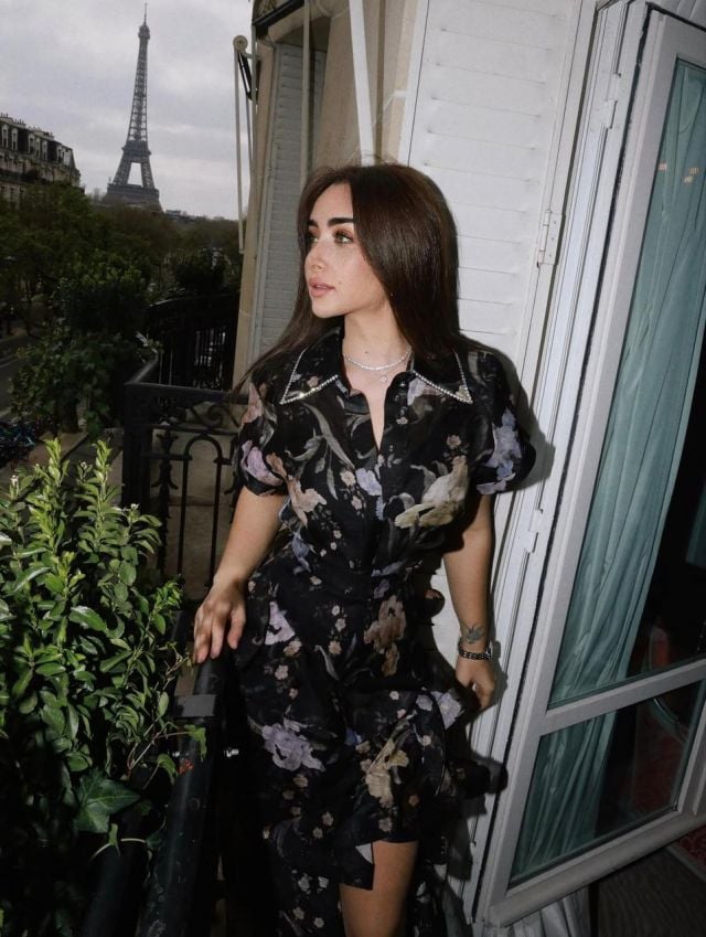 هنا الزاهد بفستان مورد بأسلوب بارز