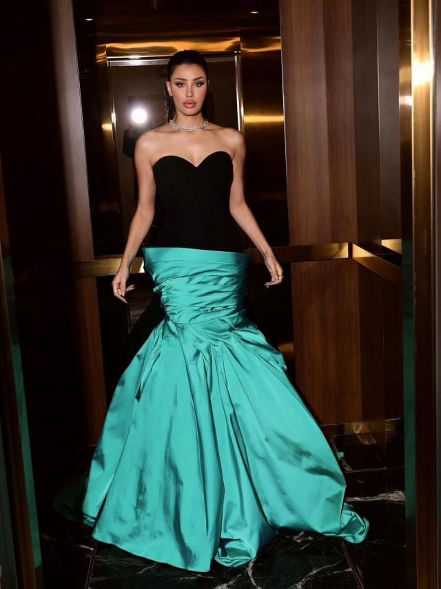 أميمة طالب بفستان بقصة صدر جريئة