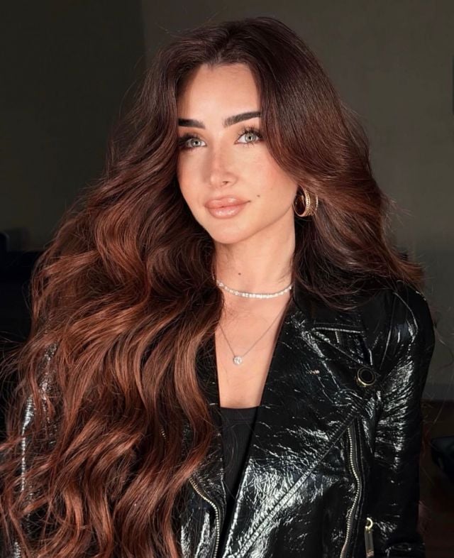 هنا الزاهد بجاكيت جلدي لمّاع