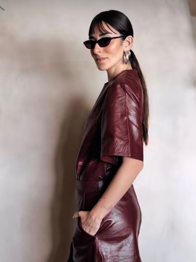 أمينة خليل بفستان جلدي باللون البوردو