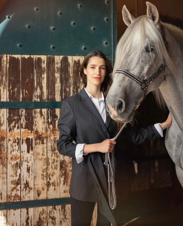 الأميرة رجوة بالبليزر المقلّم بطابع ريترو 