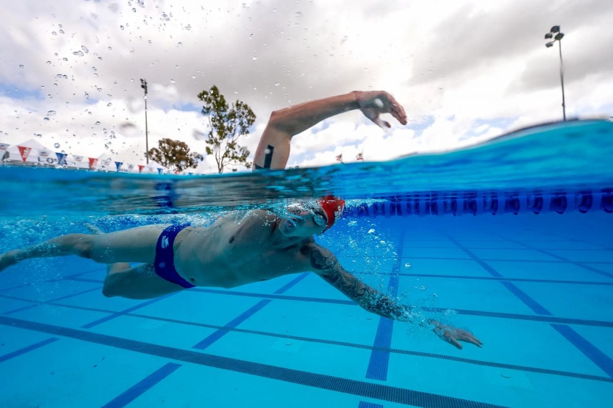 رؤية السباحة في البحر أو المسبح في المنام للعزباء والمتزوجة والرجل