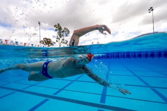 السباحة في البركة في المنام