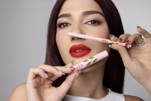 نارين بيوتي تستعرض أحمر شفاه XOXO بتركيبة غنية