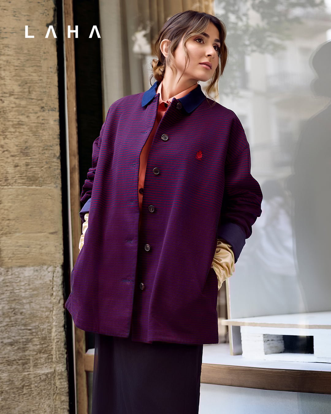 سترة Blouson من قماش Piqué، قميص بوبلين قطني، تنورة ميدي مع حمّالات وقفّازات ساتان من Prada