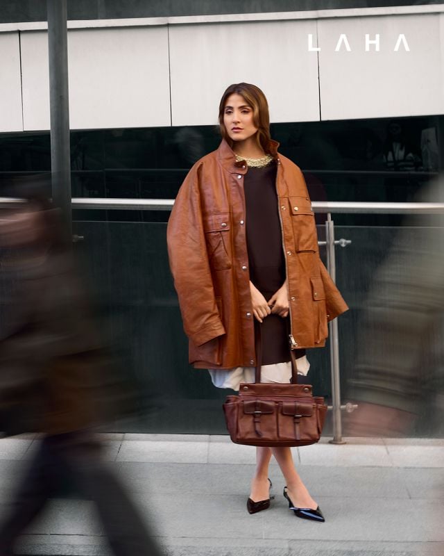 سترة Caban من الجلد المعتّق، فستان Shantung مزدوج مطرّز، تنورة تافتا، حذاء من الجلد اللامع وحقيبة Route من الجلد من Prada