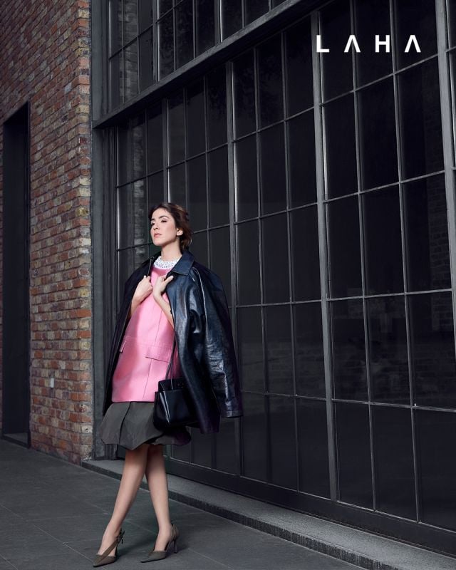 سترة جلدية، فستان Shantung مزدوج مطرّز، تنورة تافتا، حقيبة Passage من الجلد مع غطاء من Re-Nylon وحذاء من Prada