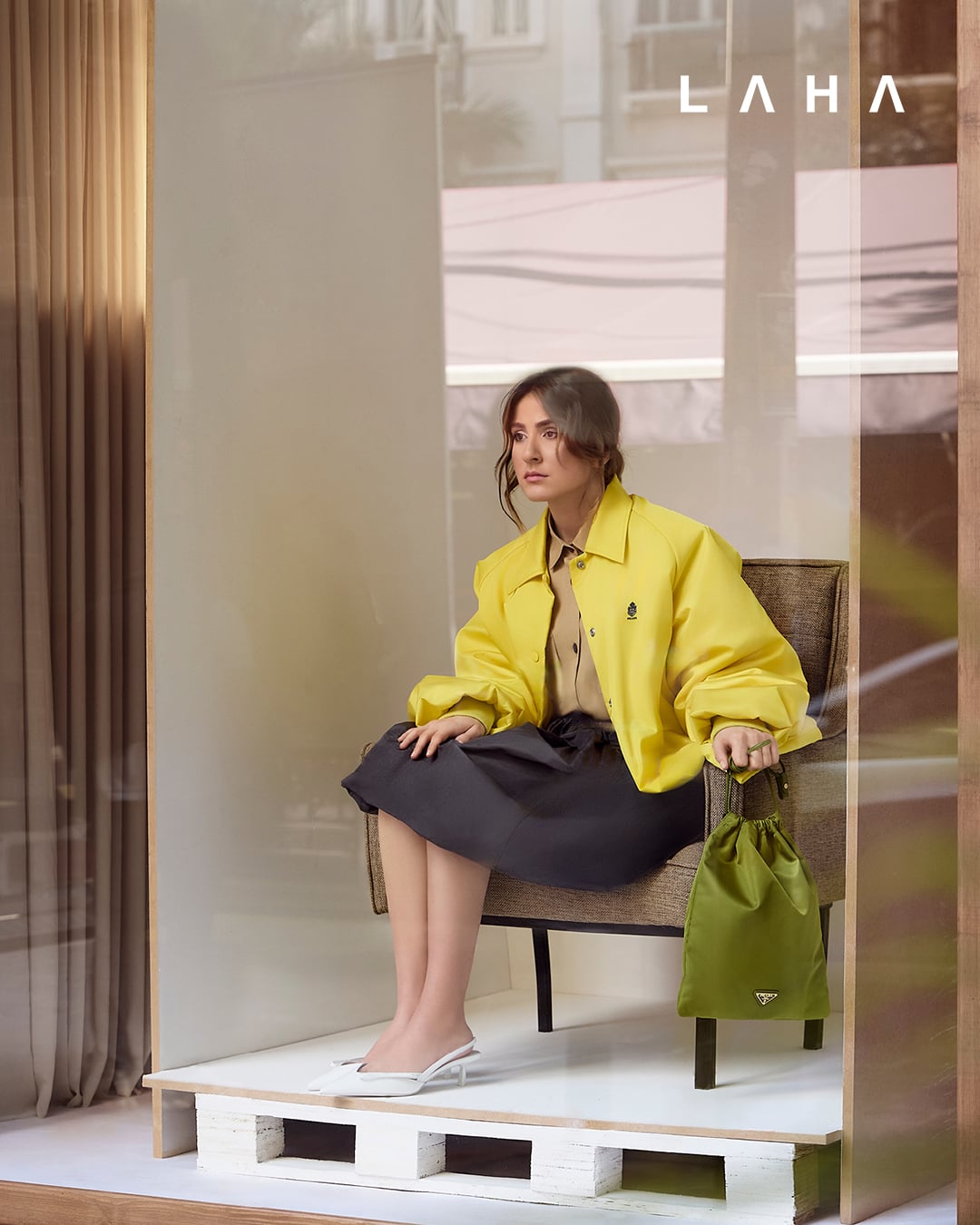 سترة Re-Nylon Blouson، قميص بوبلين قطني، تنورة تافتا، حذاء من الجلد اللامع وحقيبة Wish Re-Nylon صغيرة من Prada