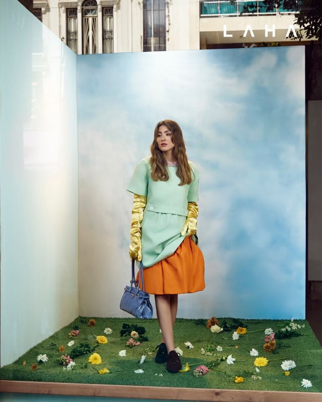 فستان غازار مطرّز، تنورة تافتا، حقيبة Bonnie الجلدية، حذاء سنيكرز Collapse وقفّازات ساتان من Prada