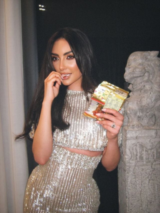 نور الغندور بفستان ضيّق أنيق