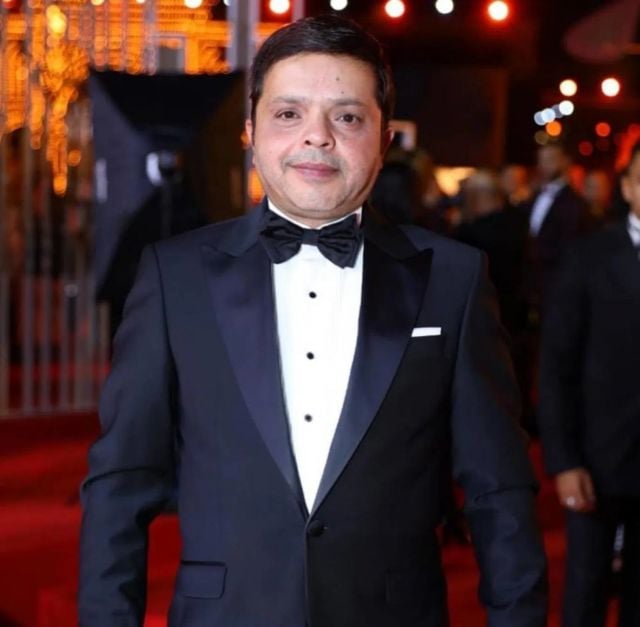 محمد هنيدي يردّ بطرافة على متابع سجل معه فيديو في الحج (فيديو)