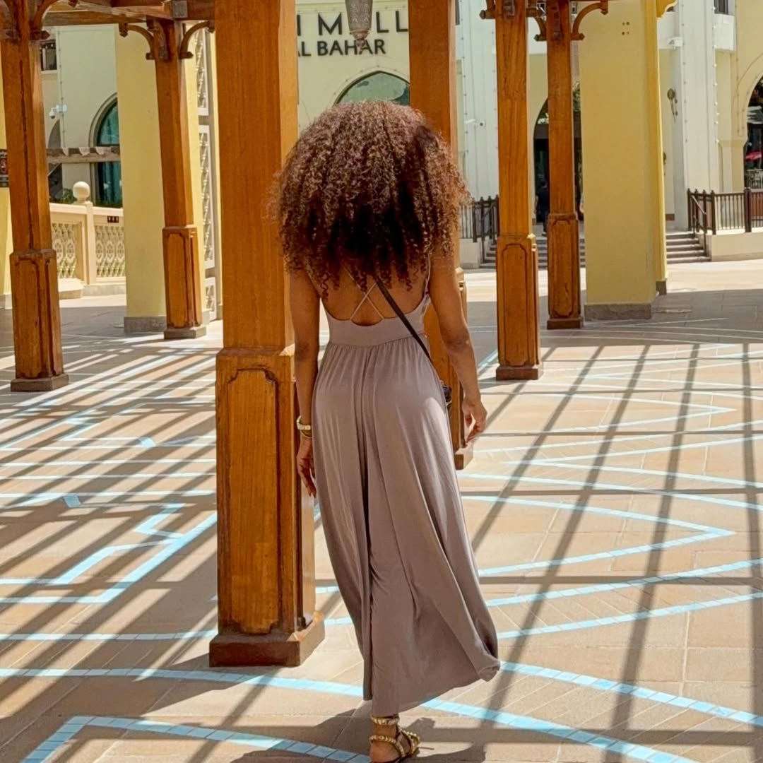 تفاصيل الظهر المكشوف بجرأة والقصة الانسيابية لفستان هند البحرينية الكاجوال الفاخر أثناء سيرها في أسواق دبي تفاصيل الظهر المكشوف بجرأة والقصة الانسيابية لفستان هند البحرينية الكاجوال الفاخر أثناء سيرها في أسواق دبي
